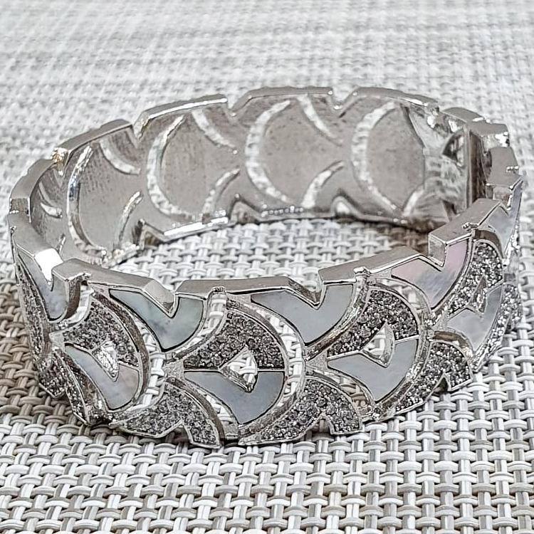 Silver Luxurious Floral Design Glossy Unisex Bracelet