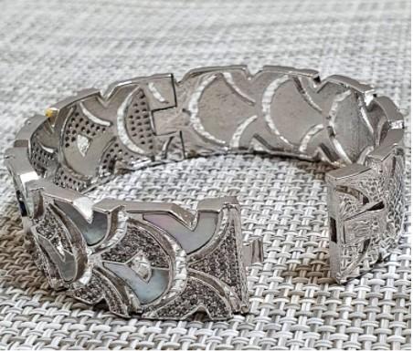 Silver Luxurious Floral Design Glossy Unisex Bracelet